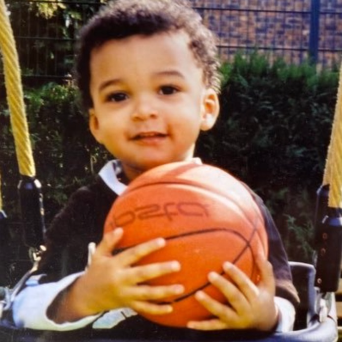 Victor Wembanyama quando criança com uma bola de basquete