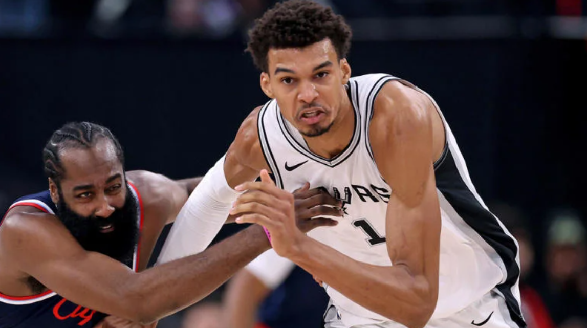 Chris Paul e Victor Wembanyama se entendem mal em jogo da NBA