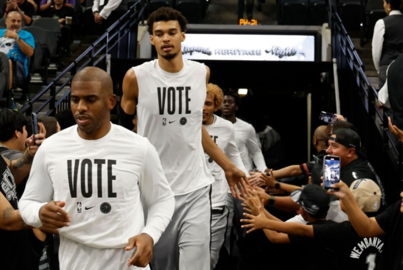 Humorístico Falha de Comunicação Entre Chris Paul e Victor Wembanyama no Jogo Spurs vs. Timberwolves