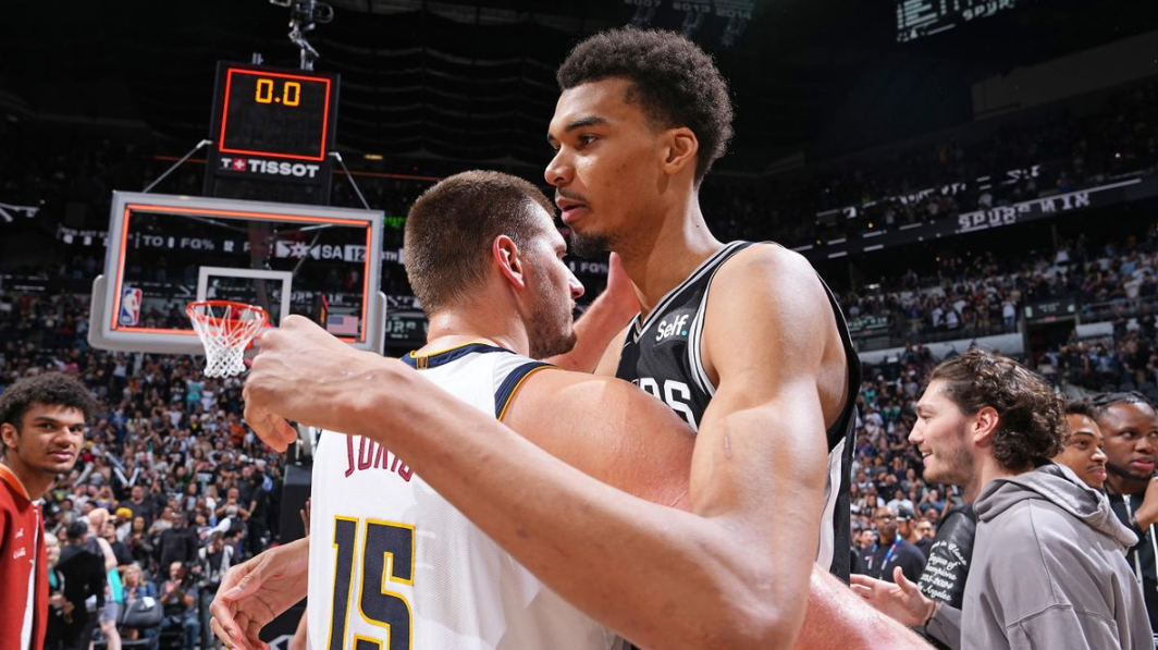 Wembanyama fez um trabalho rápido com Rudy Gobert, acertando uma cesta de três pontos nele