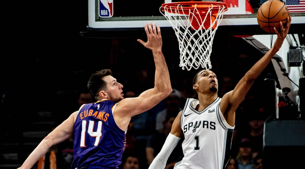 Lakers Triunfam Sobre Spurs Uma Demonstração de Poder de Estrela e Química de Equipe